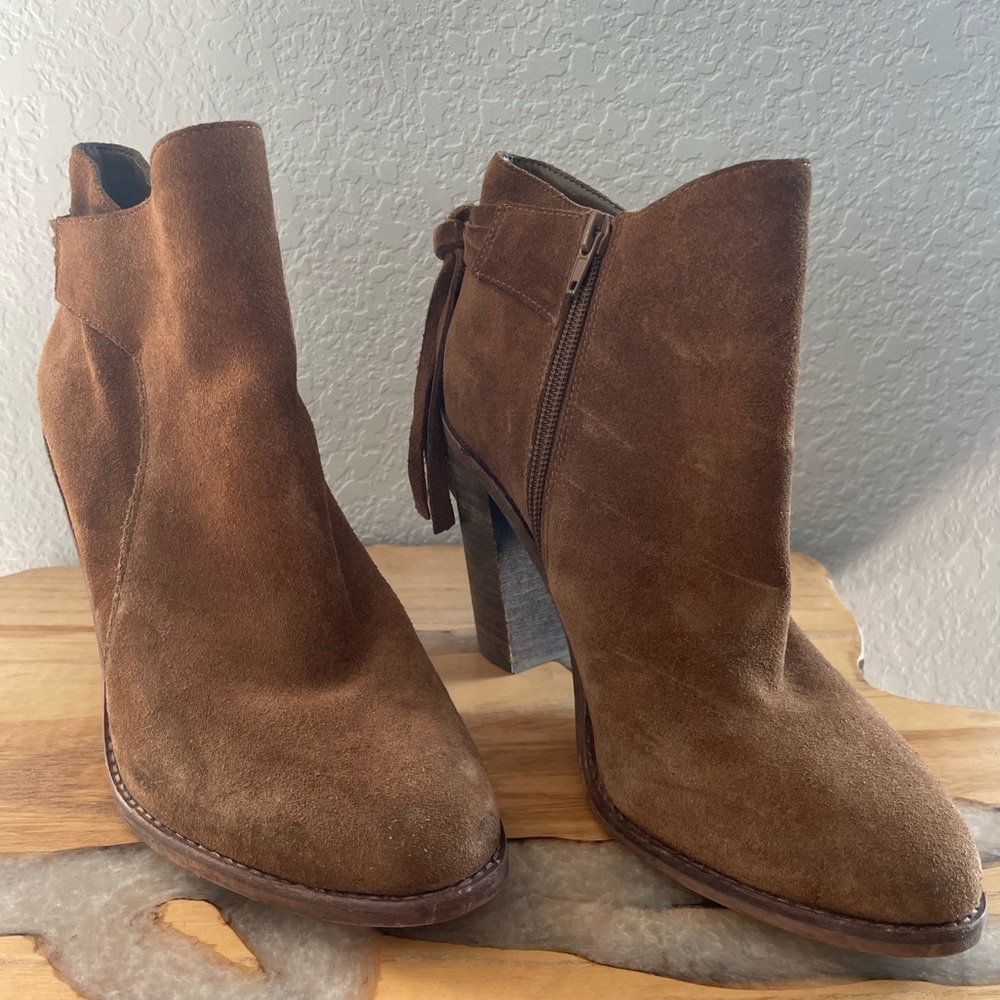 Vince Camuto Women's Booties Cognac, size 8, 4 inch